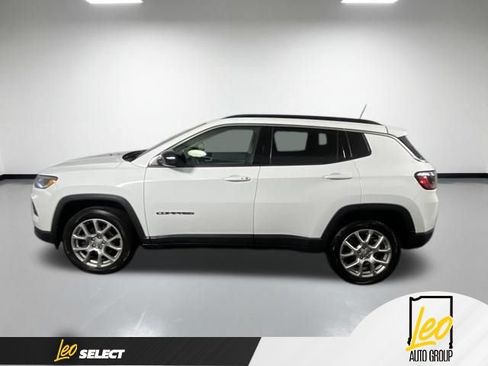 Used 2022 Jeep Compass Latitude AWD/4WD image 2