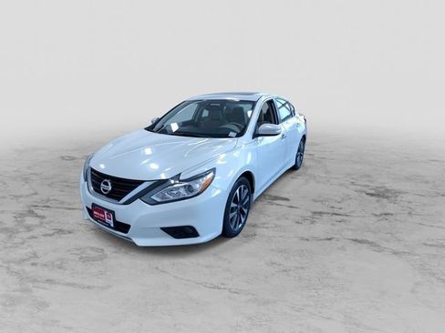 Used 2017 Nissan Altima 2.5 SV w/ Convenience Package FWD image 6