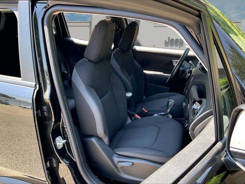 Used 2020 Jeep Renegade Altitude FWD image 7