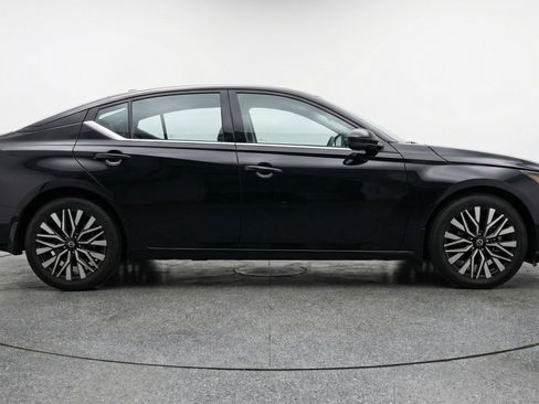 Used 2025 Nissan Altima 2.5 SV image 11