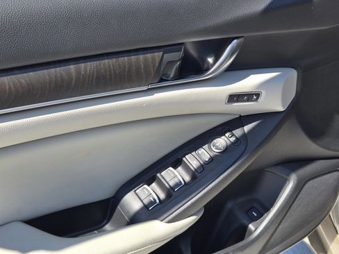 Used 2018 Honda Accord Touring image 8