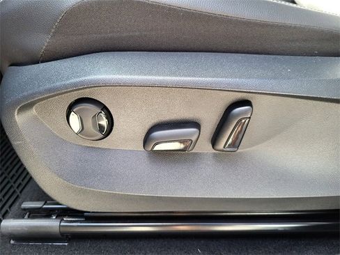 Used 2022 Volkswagen Tiguan SE w/ Panoramic Sunroof Package image 12