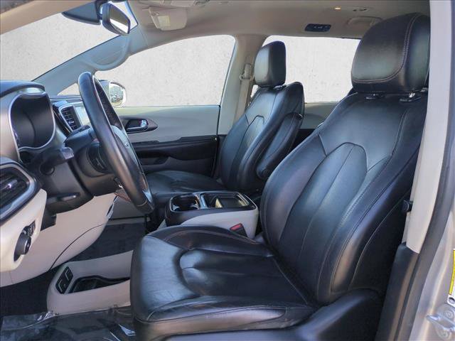 Used 2020 Chrysler Pacifica Touring-L FWD image 15