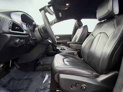 Used 2022 Chrysler Pacifica Touring-L w/ S Appearance Package FWD image 16