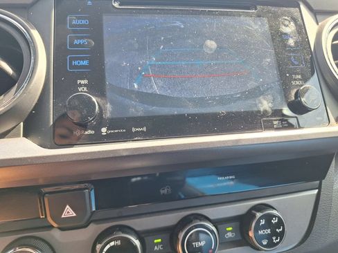 Used 2018 Toyota Tacoma TRD Sport AWD/4WD image 11