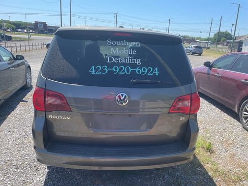 Used 2010 Volkswagen Routan SE image 4