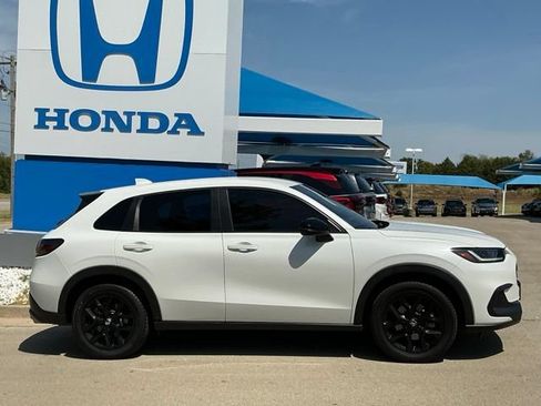Used 2023 Honda HR-V Sport image 2