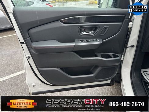 Used 2025 Honda Pilot Black Edition image 31