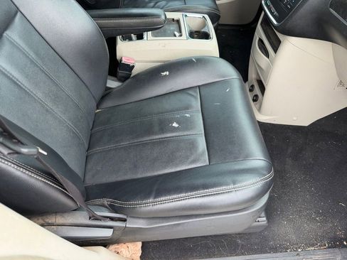 Used 2015 Chrysler Town & Country Touring FWD image 16