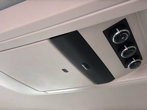 Used 2009 Chrysler Town & Country Touring FWD image 9