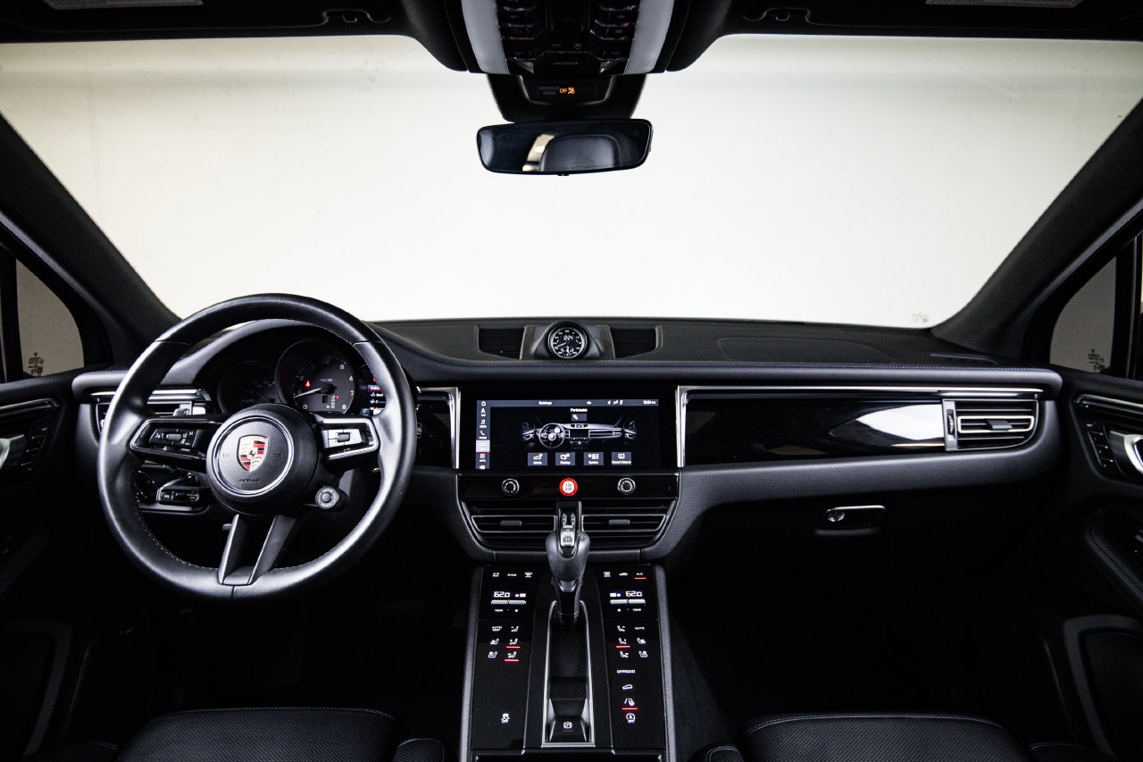 Certified 2025 Porsche Macan AWD/4WD image 25