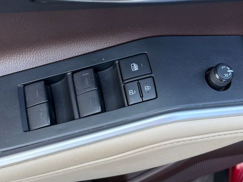 Used 2021 Toyota Highlander XLE AWD/4WD image 15