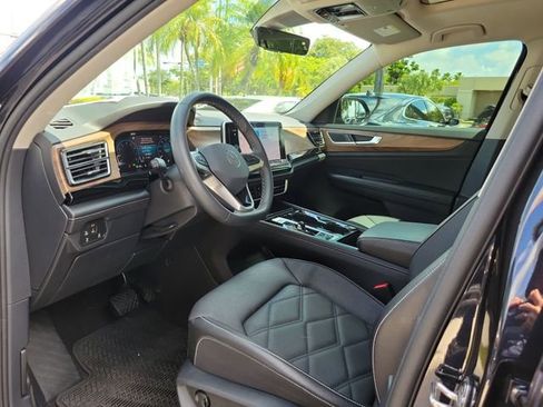 Used 2024 Volkswagen Atlas SE w/ Panoramic Sunroof Package FWD image 14