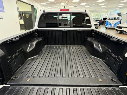 Used 2015 Toyota Tacoma PreRunner w/ SR5 Package RWD image 9