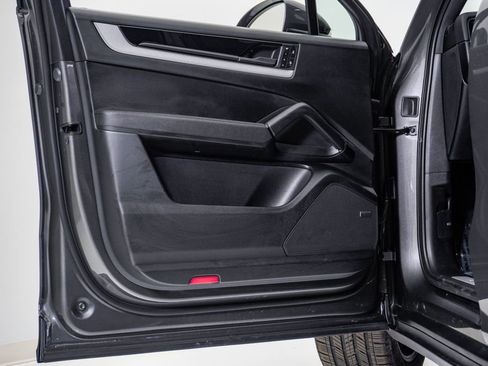 Used 2025 Porsche Cayenne Coupe image 25
