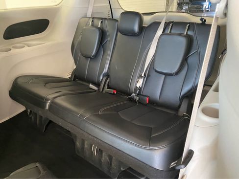 Used 2024 Chrysler Pacifica Touring-L image 14