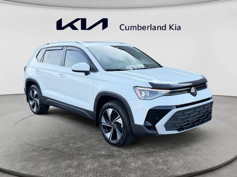 Used 2025 Volkswagen Taos SE w/ Panoramic Sunroof Package AWD/4WD image 7