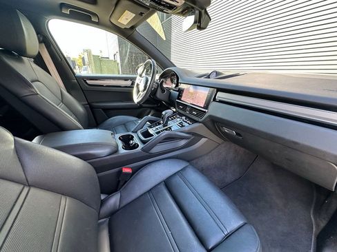Used 2022 Porsche Cayenne Platinum Edition image 38