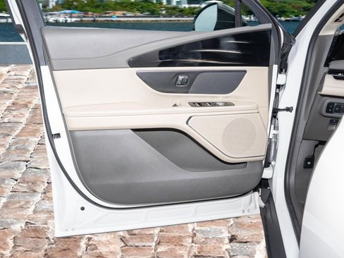 Used 2024 Lincoln Nautilus Reserve image 11