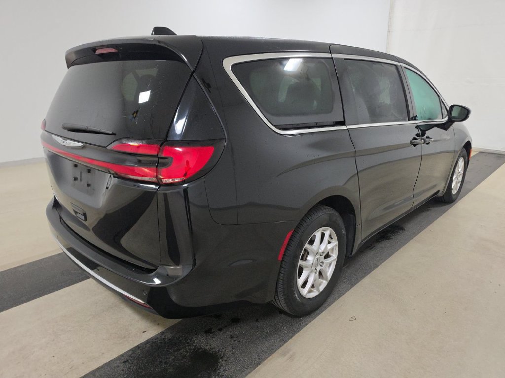 Used 2025 Chrysler Pacifica Select FWD image 2