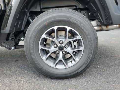 New 2025 Jeep Gladiator Sport image 11