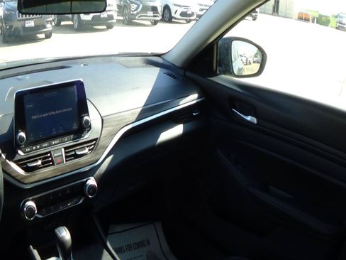 Used 2025 Nissan Altima 2.5 SV FWD image 13