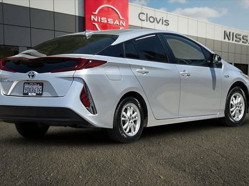 Used 2022 Toyota Prius Prime LE FWD image 3