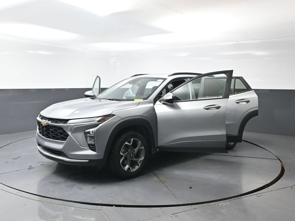 Used 2025 Chevrolet Trax LT FWD image 56