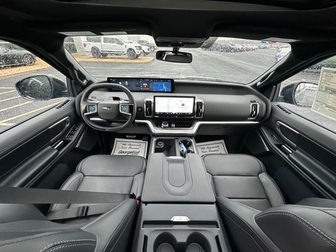 New 2025 Ford Expedition Platinum w/ Stealth Performance Package image 5