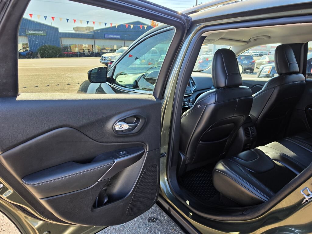 Used 2019 Jeep Cherokee Latitude Plus w/ Cold Weather Group AWD/4WD image 17