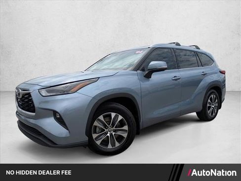 Used 2022 Toyota Highlander XLE FWD image 1