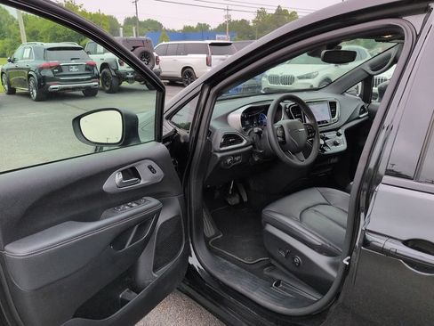 Used 2023 Chrysler Pacifica Touring-L w/ S Appearance Package FWD image 6