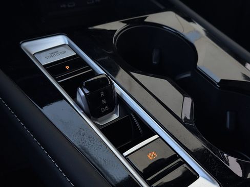 Used 2025 Volkswagen Atlas Cross Sport SEL image 19