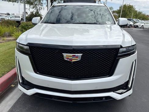 Used 2022 Cadillac Escalade ESV Sport Platinum w/ Heavy-Duty Trailer Package AWD/4WD image 2