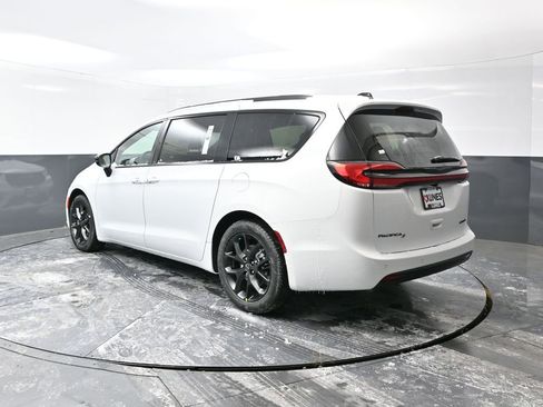 New 2026 Chrysler Pacifica Limited image 7