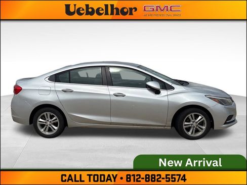 Used 2016 Chevrolet Cruze LT FWD image 2