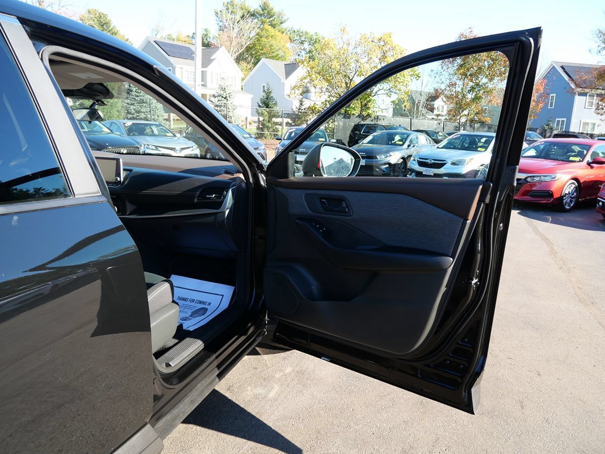 Used 2023 Nissan Rogue S AWD/4WD image 20