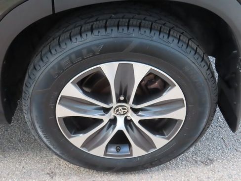 Used 2020 Toyota Highlander XLE image 15