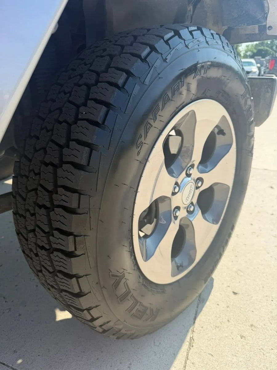 Used 2017 Jeep Wrangler Unlimited Sahara AWD/4WD image 9