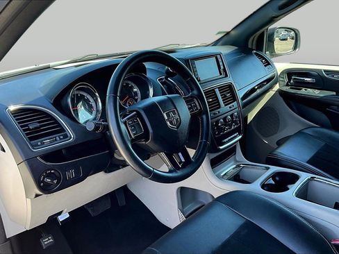 Used 2018 Dodge Grand Caravan SXT FWD image 12