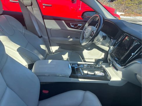 Used 2023 Volvo S60 T8 Plus image 3