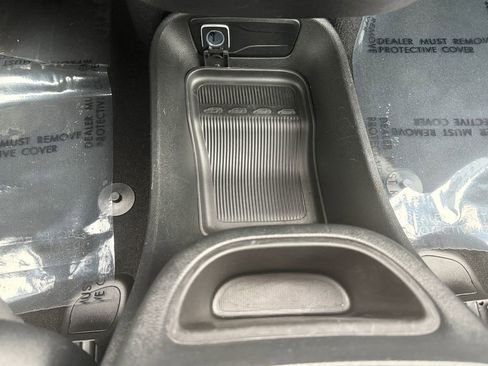 Used 2026 Chrysler Pacifica Select image 25