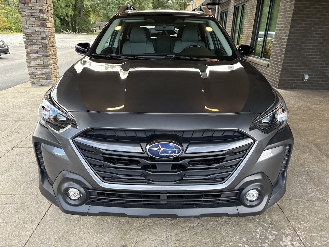 Used 2023 Subaru Outback Premium AWD/4WD image 3
