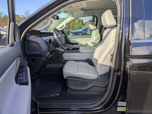 New 2025 Ford Expedition Active image 12