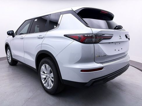 New 2025 Mitsubishi Outlander ES image 5