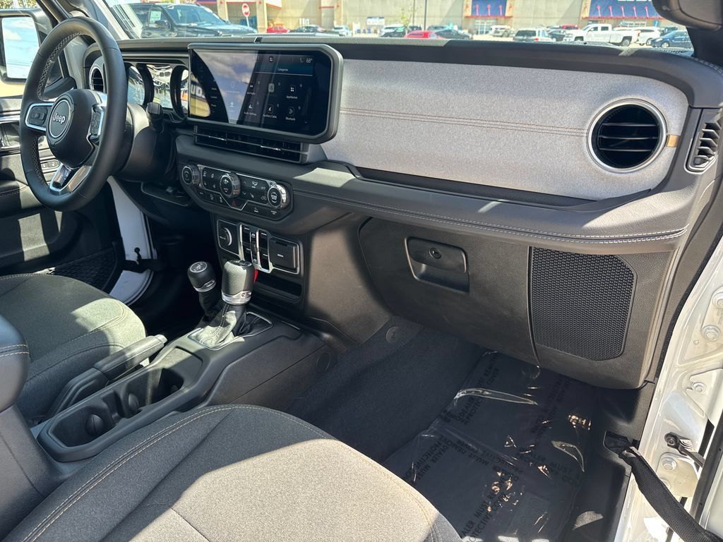 Used 2025 Jeep Wrangler Unlimited Sahara AWD/4WD image 34