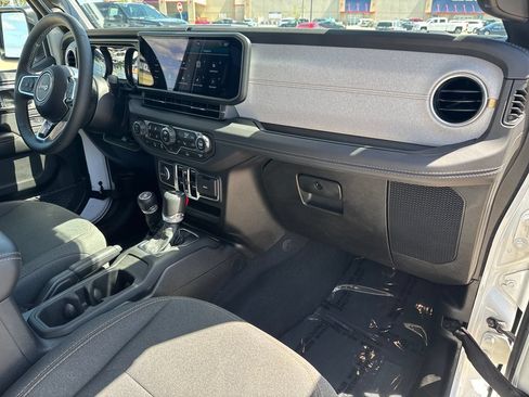 Used 2025 Jeep Wrangler Unlimited Sahara AWD/4WD image 34