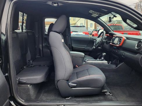 Used 2016 Toyota Tacoma TRD Off-Road w/ Premium & Technology Package image 13