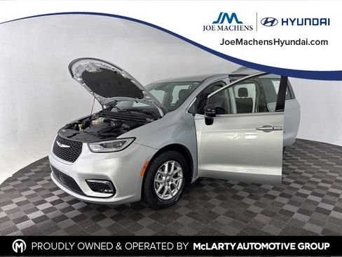 Used 2024 Chrysler Pacifica Touring-L image 11