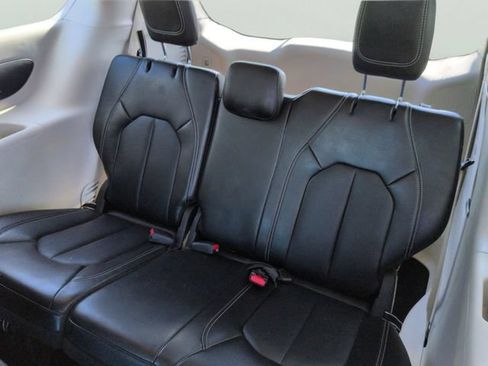 Used 2024 Chrysler Pacifica Limited FWD image 12